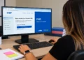Candidata acessa o Sistema PND do Inep pelo computador para consultar informações da prova.