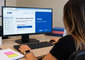 Candidata acessa o Sistema PND do Inep pelo computador para consultar informações da prova.