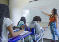 Professora ministra aula para estudantes em escola pública, representando a Prova Nacional Docente 2026.
