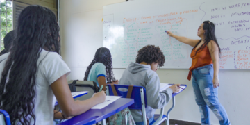 Professora ministra aula para estudantes em escola pública, representando a Prova Nacional Docente 2026.