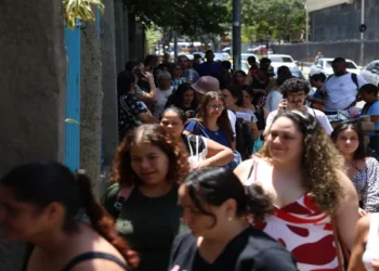 Pessoas aguardam atendimento em local público representando candidatos e participantes da Prova Nacional Docente (PND).
