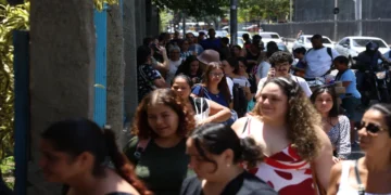 Pessoas aguardam atendimento em local público representando candidatos e participantes da Prova Nacional Docente (PND).