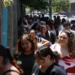PND: mais de 10 mil professores foram selecionados no último ano em editais que utilizaram a nota do exame 10 Pessoas aguardam atendimento em local público representando candidatos e participantes da Prova Nacional Docente (PND).