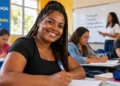 Mulher negra participa de curso de qualificação profissional em sala de aula representando o programa Mulheres Mil.