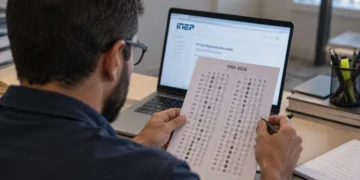 Professor analisando gabarito da PND 2026 em frente ao notebook durante período de recursos.