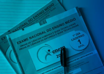 Cadernos de prova do Enem 2026 utilizados por estudantes na preparação para a redação.