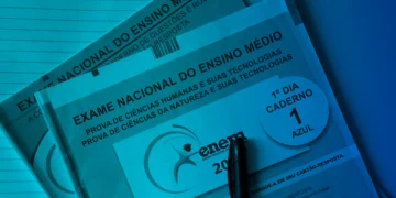 Cadernos de prova do Enem 2026 utilizados por estudantes na preparação para a redação.