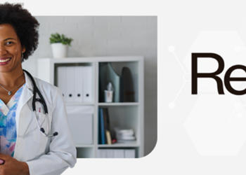 Revalida 2026/2: Inep abre prazo para envio de documentos da formação médica; participantes têm até sábado (19) 4 Médica de jaleco branco com estetoscópio e prancheta nas mãos em consultório, ao lado da marca do Revalida.
