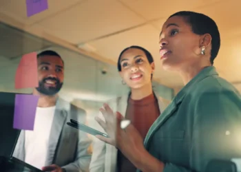 Curso de Administração aborda tipos de liderança e estratégias para melhorar a gestão de equipes; veja como se inscrever 5 Profissionais reunidos em ambiente corporativo discutem estratégias de liderança, administração e gestão de equipes.
