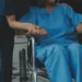 Quer se atualizar em enfermagem? Curso online aborda cuidados na assistência pós-operatória; veja como se inscrever 11 Profissional de enfermagem auxilia paciente em cadeira de rodas durante atendimento pós-operatório.