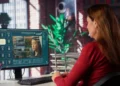 Photoshop com IA: curso online ensina criação de imagens, retoques e remoção de objetos 11 Mulher diante de um computador com um retrato e ferramentas de edição de imagens na tela.