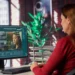 Photoshop com IA: curso online ensina criação de imagens, retoques e remoção de objetos 11 Mulher diante de um computador com um retrato e ferramentas de edição de imagens na tela.