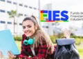 Estudante universitária com pasta no campus e logo do FIES destaque.