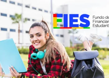 Novo edital do Fies é publicado: estudantes poderão disputar vagas remanescentes; veja quando se inscrever 5 Estudante universitária com pasta no campus e logo do FIES destaque.