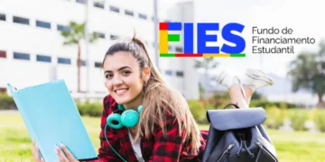 Estudante universitária com pasta no campus e logo do FIES destaque.