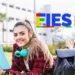 Novo edital do Fies é publicado: estudantes poderão disputar vagas remanescentes; veja quando se inscrever 12 Estudante universitária com pasta no campus e logo do FIES destaque.