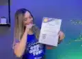 Curso de extensão universitária para capacitar equipes: como funciona e como comprovar 10 Certificado de extensão universitária do Pensar Cursos segurado por aluna