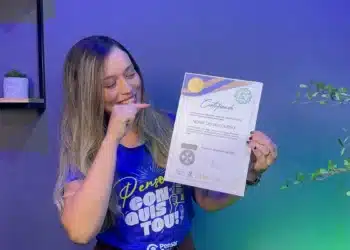 Certificado de extensão universitária do Pensar Cursos segurado por aluna