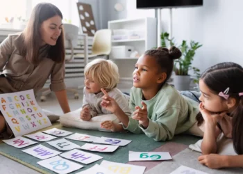 Curso de Alfabetização e Letramento apresenta estratégias para o ensino da leitura e da escrita; saiba como se inscrever 5 Professora realiza atividade de alfabetização com crianças usando letras e cartões educativos durante aula de leitura e escrita.