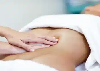 Quer começar na área de estética? Conheça o curso de Massagem Modeladora com 10 horas de duração 5 Profissional realiza massagem na região abdominal durante procedimento de estética corporal.