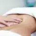 Quer começar na área de estética? Conheça o curso de Massagem Modeladora com 10 horas de duração 12 Profissional realiza massagem na região abdominal durante procedimento de estética corporal.
