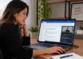 Curso online de Microsoft Word ensina a criar e formatar documentos; veja como acessar 11 Pessoa utilizando um computador para estudar Microsoft Word em um curso online.