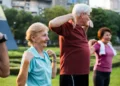 Movimento na terceira idade: curso online destaca como escolher exercícios adequados 11 Idosos praticam exercícios físicos ao ar livre durante atividade voltada à terceira idade.
