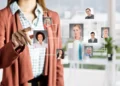 RH Ágil ganha espaço nas empresas: conheça as habilidades que fazem a diferença e saiba como se inscrever no curso 2 Profissional de Recursos Humanos interage com uma interface digital que apresenta perfis de colaboradores, representando a gestão de talentos e as metodologias ágeis.