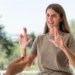 Libras além do básico: curso online ajuda a desenvolver habilidades avançadas de comunicação 11 Mulher utilizando a Língua Brasileira de Sinais (Libras) durante uma conversa, representando o desenvolvimento de habilidades avançadas de comunicação.