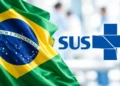Saúde Pública e SUS: curso online aborda gestão, epidemiologia, vigilância sanitária e outros conhecimentos da área 11 Bandeira do Brasil ao lado do símbolo do SUS, representando o curso online de Saúde Pública no Brasil e o Sistema Único de Saúde.